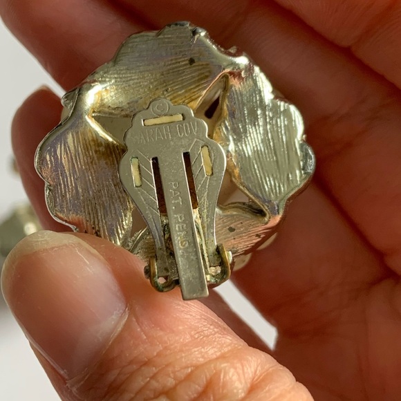 Sarah Coventry white enamel vintage clip on flower earrings - Picture 6 of 6